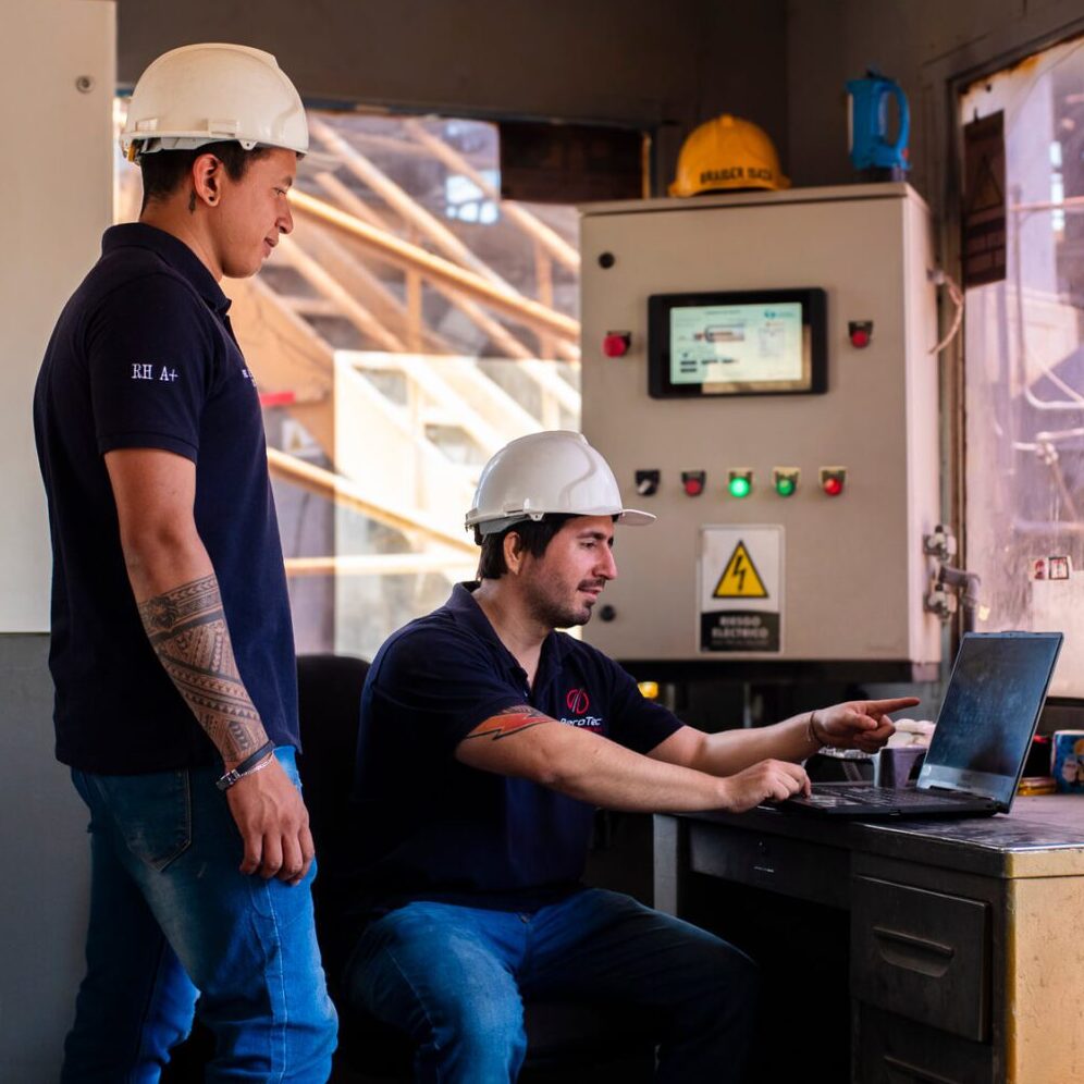 Ingenieros de Berotec trabajando en Certificación RETIE