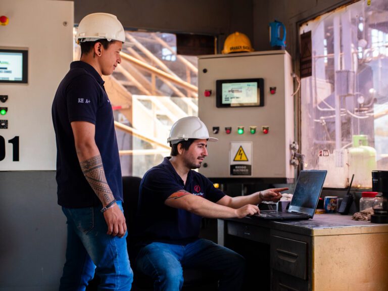 Ingenieros de Berotec trabajando en proyecto eléctrico