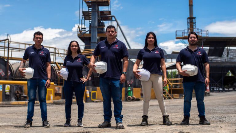 Todo el equipo de expertos e ingenieros de Berotec en obra eléctrica y civil