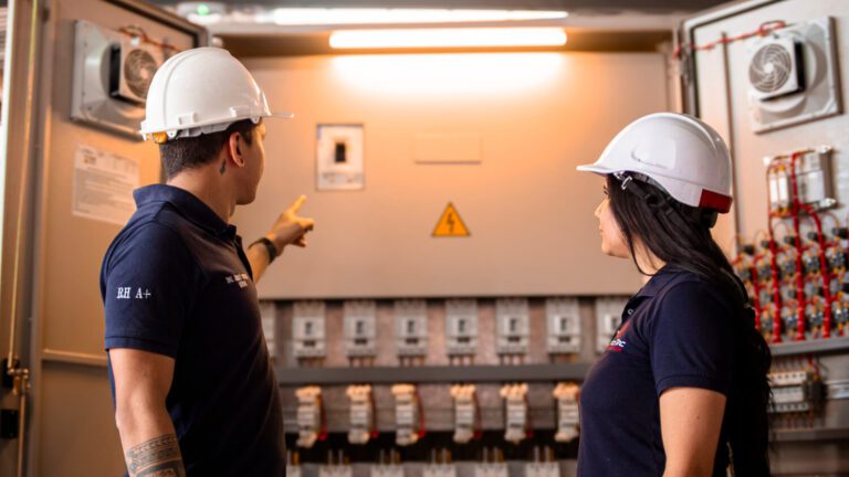 Ingenieros de Berotec ofreciendo soluciones integrales Eléctricas