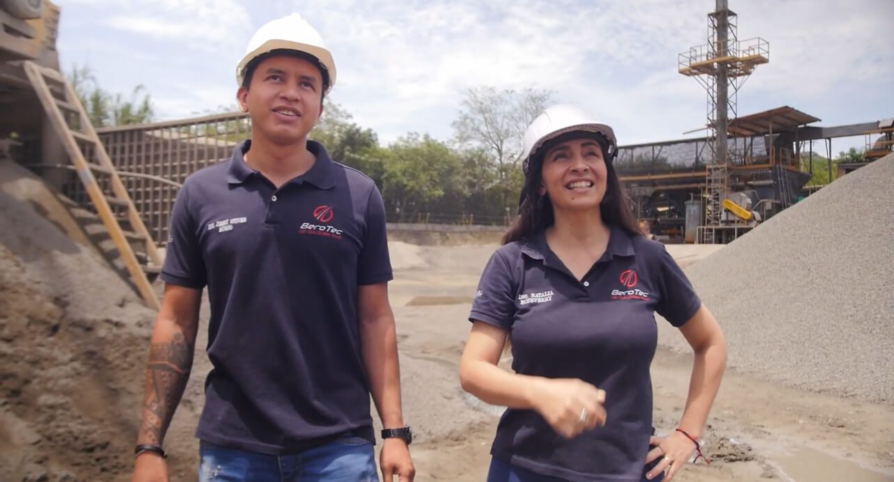 Equipo técnico de Berotec en obra civil e ingeniería eléctrica durante una visita de campo