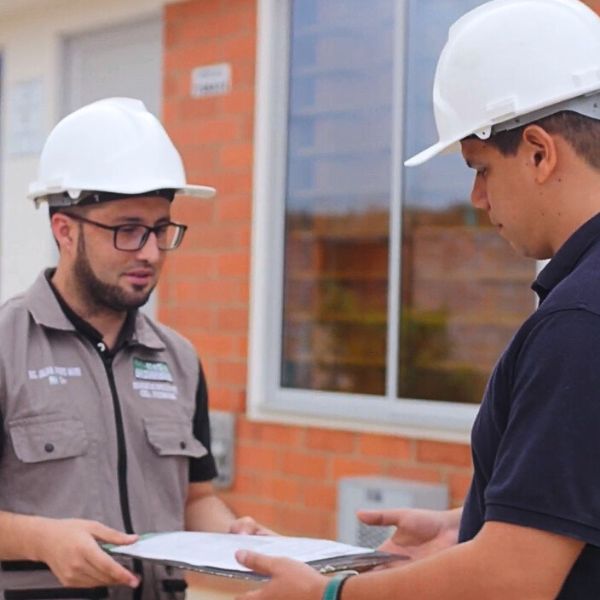 Personal de Berotec en Obra Eléctrica con Certificación RETIE