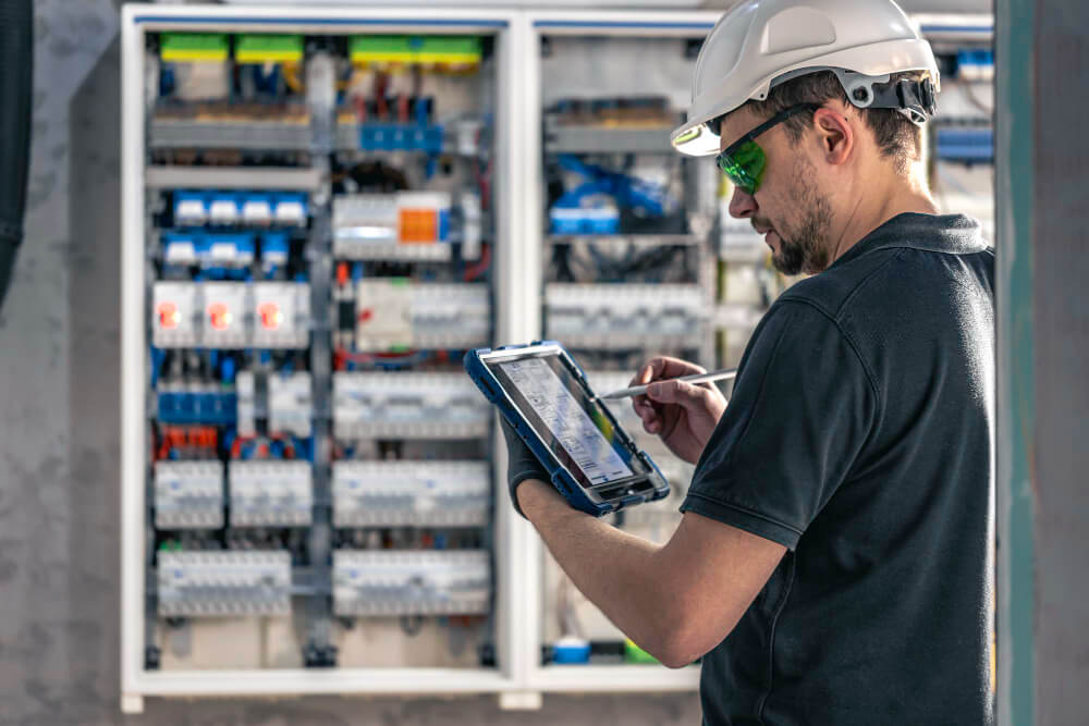 Errores que puedes evitar con una consultoría eléctrica profesional