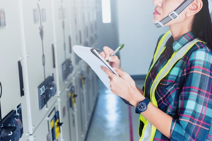 Auditor Eléctrico realizando Auditoría