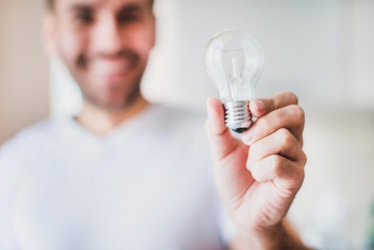 Cómo evitar cortocircuitos y fallas eléctricas en tu negocio