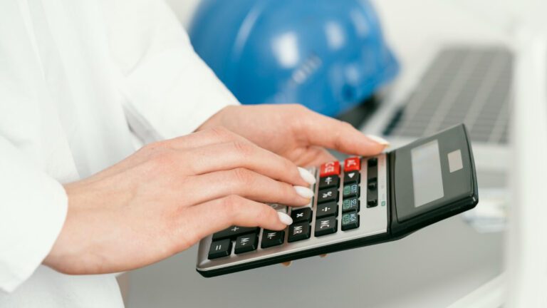Ingeniera Eléctrica calculando el costo de una instalación eléctrica