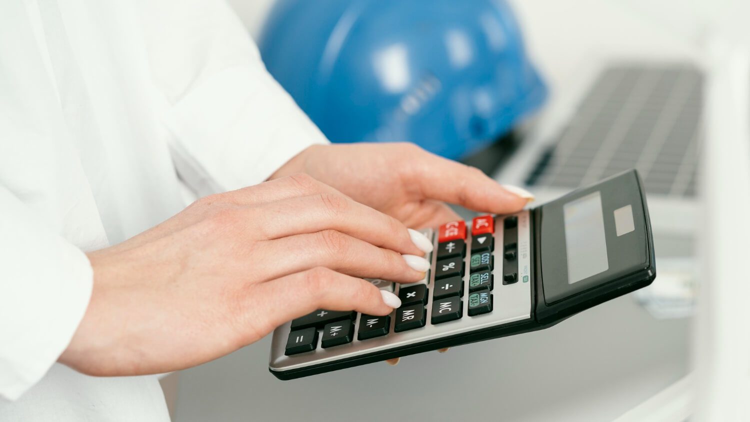 Ingeniera Eléctrica calculando el costo de una instalación eléctrica