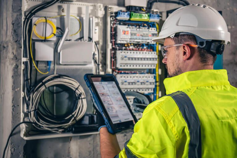 Descubre cada cuánto debes realizar mantenimiento eléctrico en tu empresa para evitar fallas, pérdidas económicas y riesgos de seguridad. Guía práctica para negocios e industrias