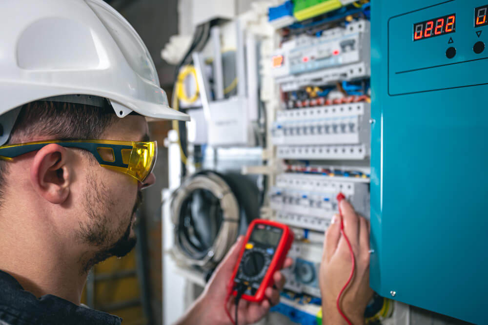Pruebas de aislamiento y continuidad en instalación eléctrica industrial