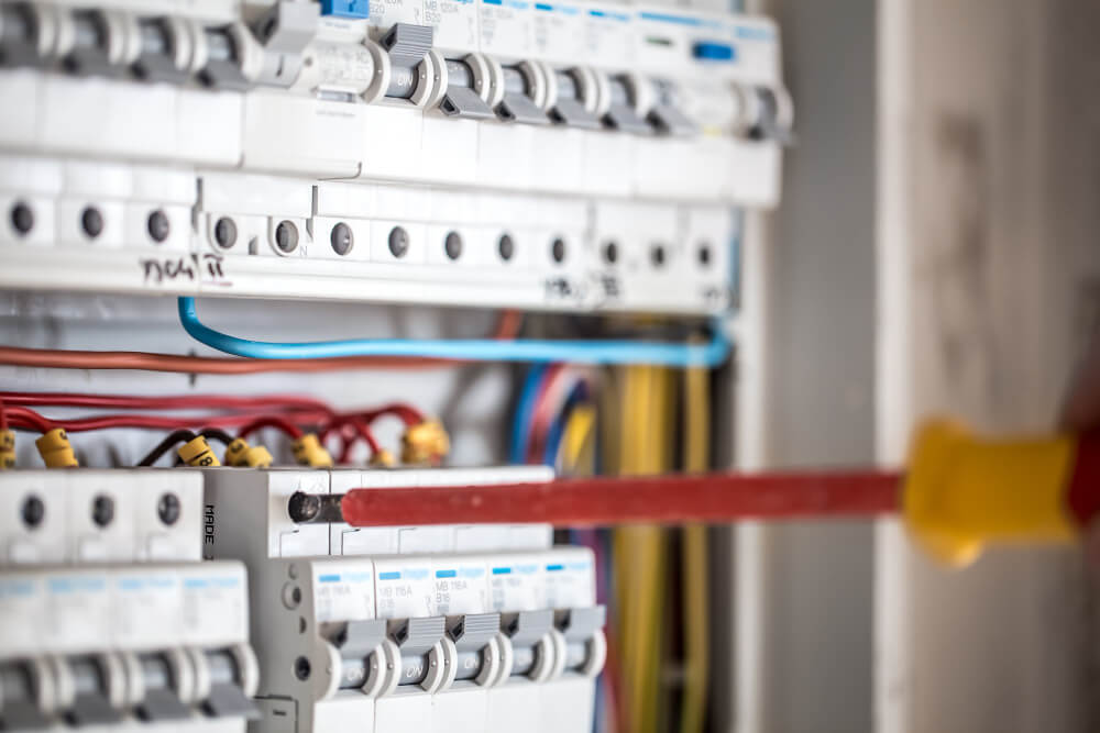 Materiales eléctricos certificados utilizados en instalación industrial en Colombia